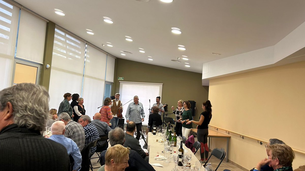 MEScatJorba's tweet photo. Avui hem assistit al dinar que organitza l'Ajuntament de Jorba per retre homenatge a les persones de més de seixanta-cinc anys del poble. 

Hem pogut constatar que la gent gran de Jorba són una canya! 

Gràcies per encomanar-nos aquesta vitalitat! 🙌 https://t.co/yqAtGCQLej