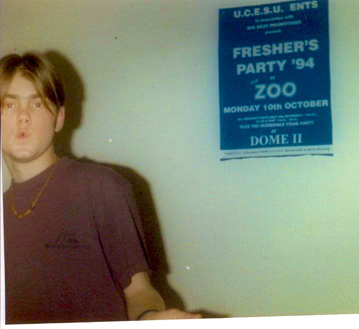 butros75's tweet photo. What did you look like at 19?

Met Frank Sidebottom at said Party. https://t.co/1wsFuq6ynQ