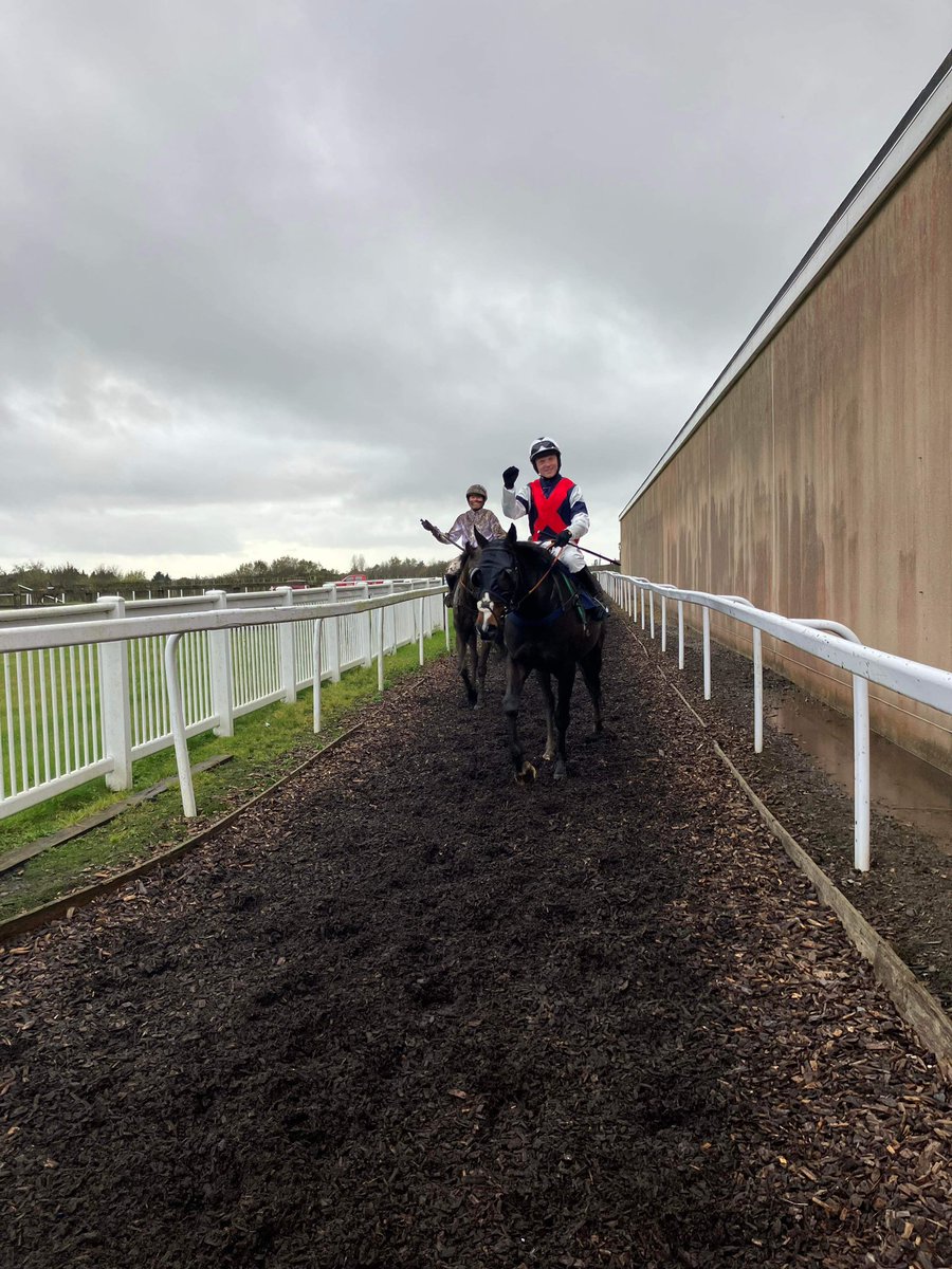 How to keep your silks clean by <a href="/TomBuckley23/">Tom Buckley</a> start in-front &amp; stay in front! The Imposter doing us proud <a href="/MarkPRacing/">Mark Phillips</a>