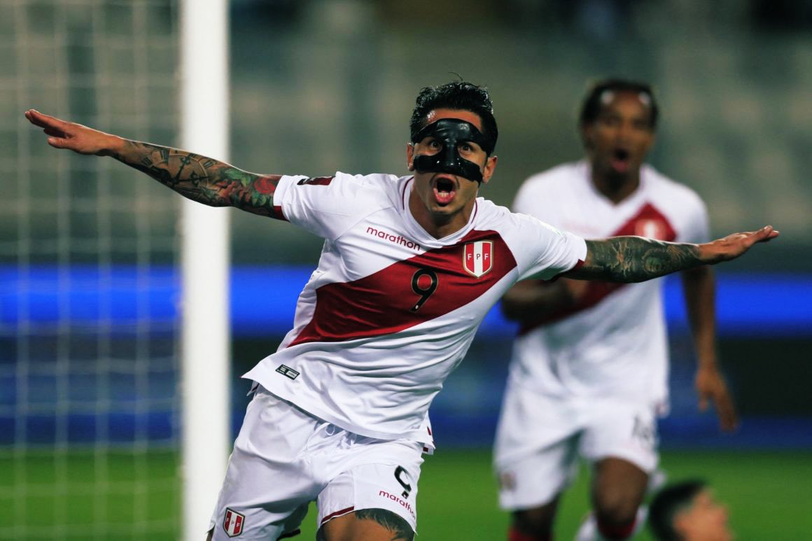 gianfzelaya's tweet photo. 🗣️ Gianluca Lapadula 🇵🇪 a Depor 🗞️ sobre el uso de su máscara 🎭:

“Es la quinta vez que me rompo la nariz, la segunda operación y ya no quiero arriesgar más. 

Me ayuda mucho, me siento más seguro y voy a seguir con la máscara hasta el último partido de mi carrera”. https://t.co/0Jd18iPwWs