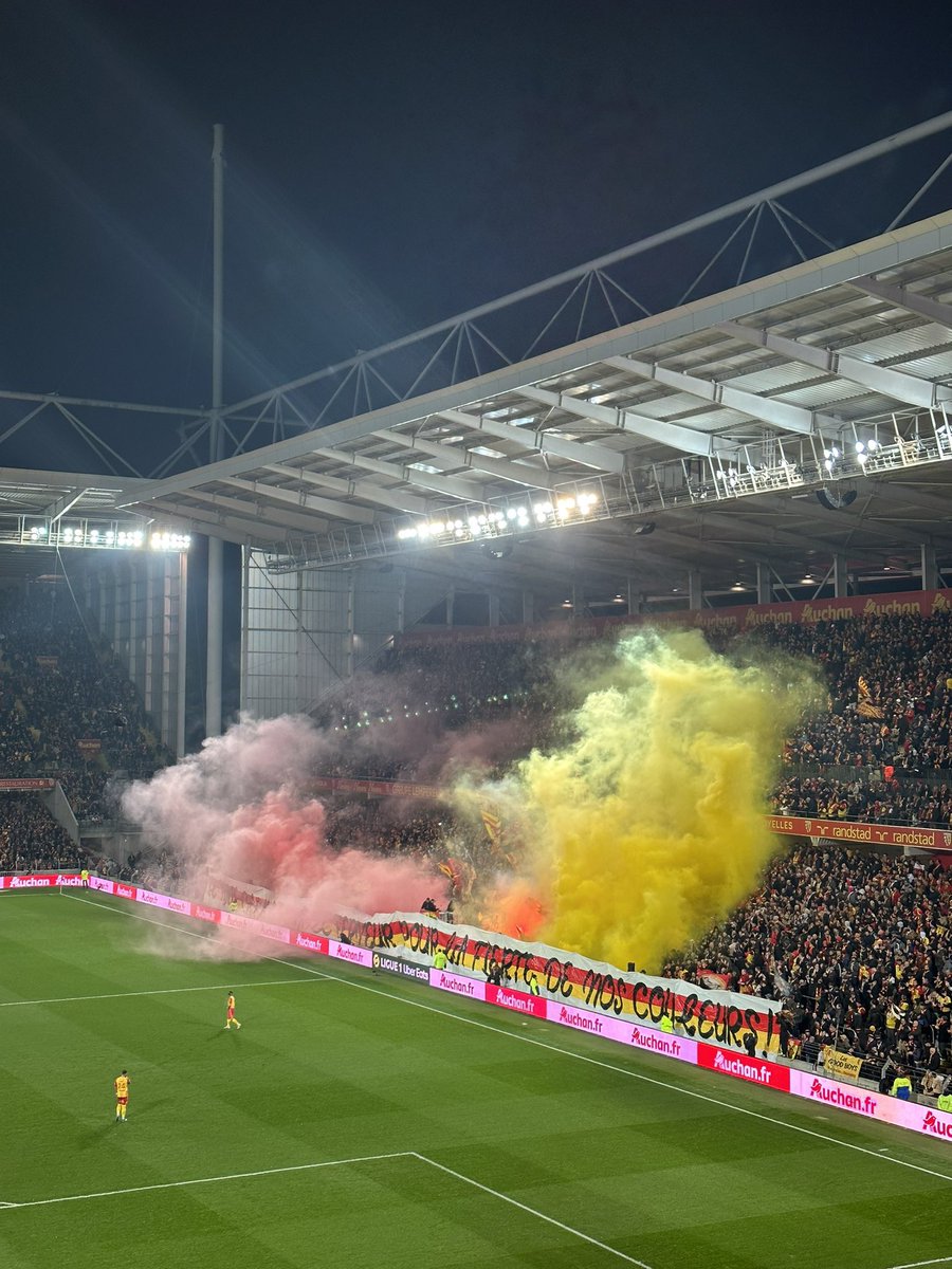 PyroFumigene's tweet image. Craquage lensois! 

#RCLOM #KSO #RT94