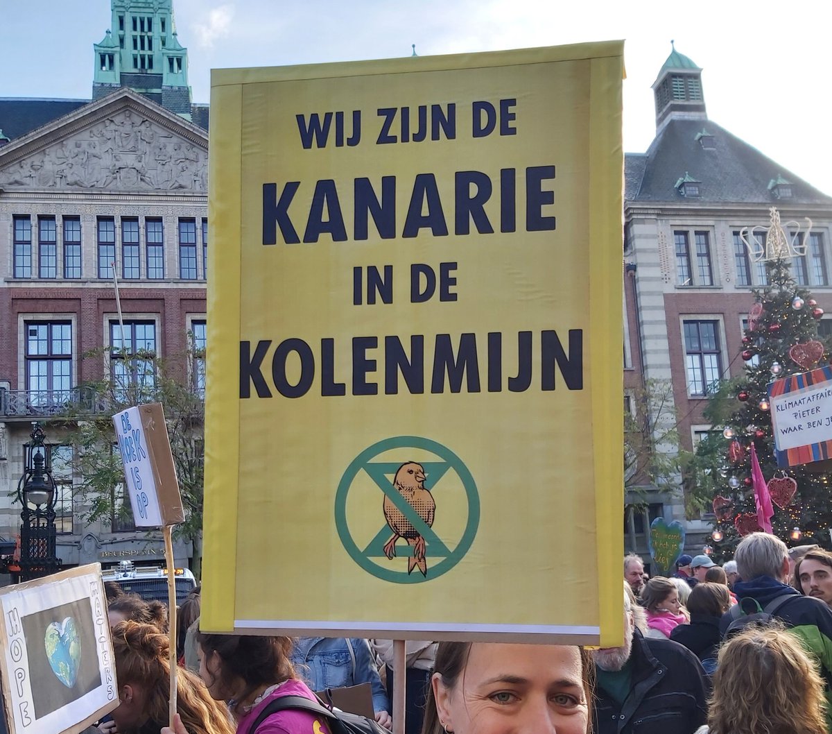 Olgeros's tweet image. De #klimaatmars, samen met 85.000 mensen vandaag gelopen om onze regering te overtuigen dat er iets moet gebeuren.

Wat een prachtige en waardevolle dag, vol saamhorigheid.

Dankje als je erbij was 💚