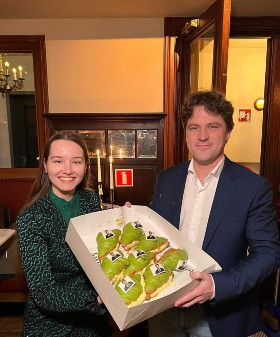 AntjeBeers's tweet image. Wat ontzettend leuk hoe de Bontenpouce door iedereen ontvangen werd! Hierbij nog de foto&apos;s 😍

Grote dank daarbij ook aan het campagneteam @ThijnvanVeghel @mirjamkamphorst1 @jwvdenb en Amber Beijer voor de creativiteit! 💚

#crompouce #bontenbal #bontenpouce