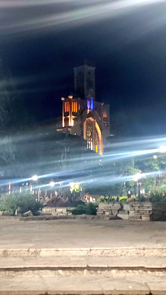 flopyspada's tweet photo. 100% recomiendo ir de noche a la plaza Colón y sentarse a disfrutar de la primavera y la belleza del lugar. https://t.co/8zkk0TGQEp