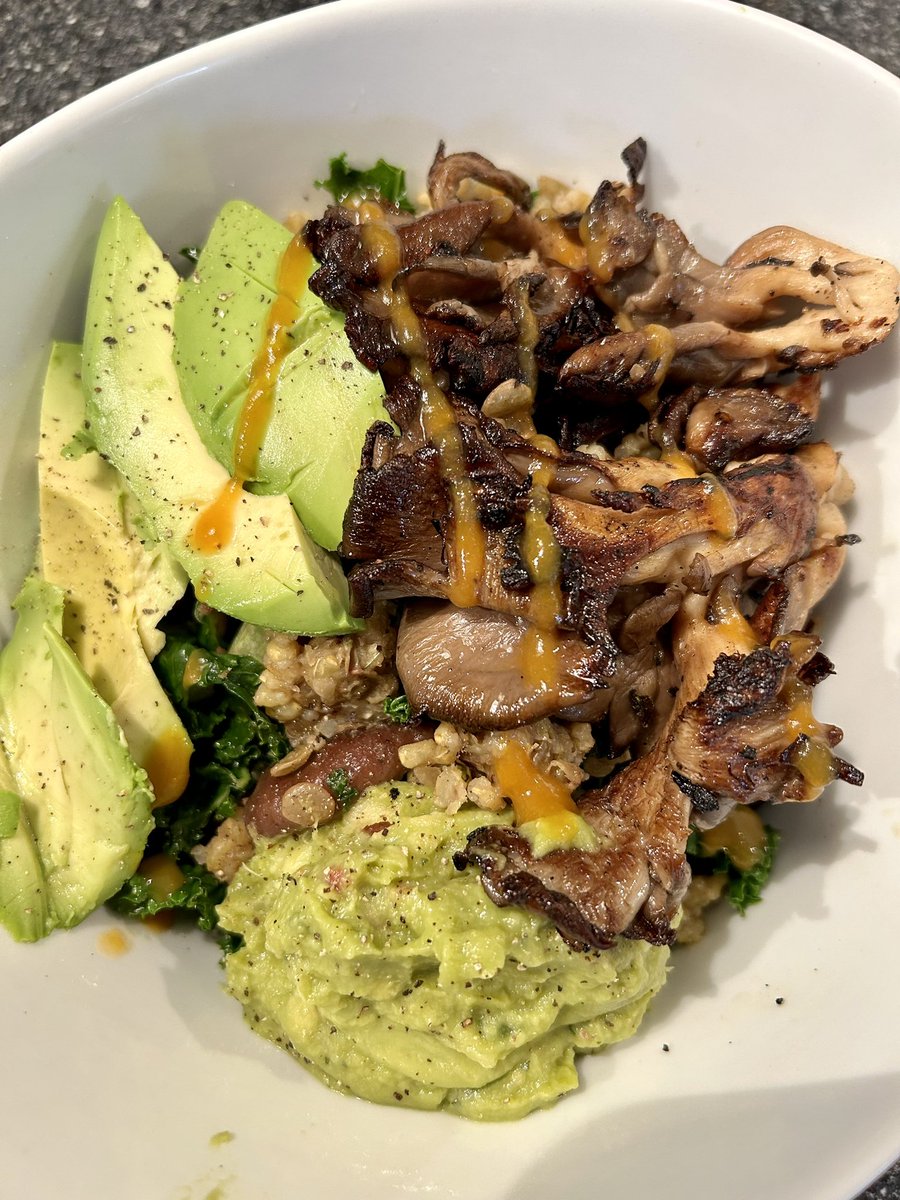 801010athlete's tweet image. Seasoned short grain brown rice &amp;amp; lentils w sautéed garlic, onions &amp;amp; shiitake mushrooms topped with avocado/guacamole &amp;amp; grilled oyster mushroom in white wine deglaze w some White Burgundy. Touch of habanero sauce for a little heat #plantbasedissoboring #sundaystuff