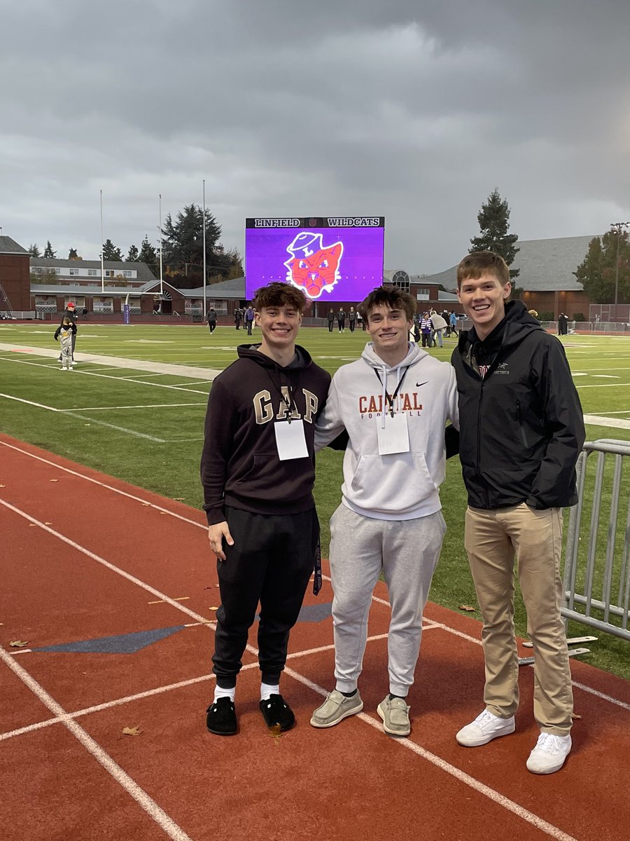 Thank you @CoachLyons6 for the game day visit! I really enjoyed visiting <a href="/LinfieldFB/">Linfield Football</a>! <a href="/coachbelliott/">Brett Elliott</a> #rollcats