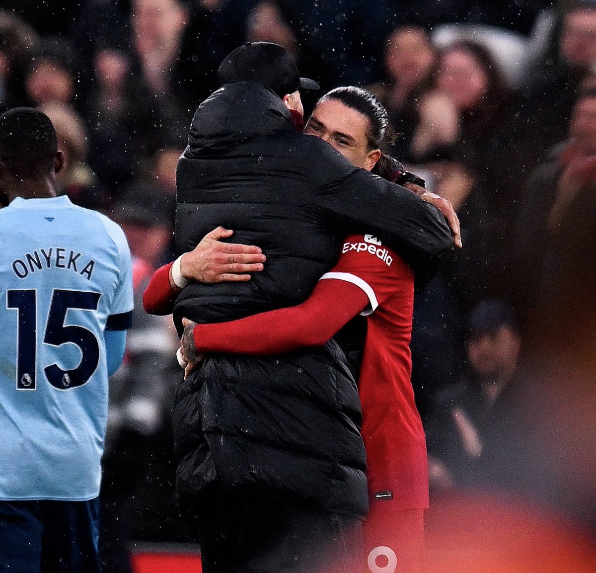 Jurgen Klopp on Darwin Núñez:

“𝗢𝘂𝘁𝘀𝘁𝗮𝗻𝗱𝗶𝗻𝗴! 𝗢𝘂𝘁𝘀𝘁𝗮𝗻𝗱𝗶𝗻𝗴! 𝗘𝘃𝗲𝗿𝘆𝗼𝗻𝗲 𝗰𝗮𝗻 𝘀𝗲𝗲! 

“𝗟𝗼𝗼𝗸 𝗮𝘁 𝗵𝗶𝗺 𝗵𝗼𝘄 𝗵𝗲 𝗸𝗲𝗽𝘁 𝘁𝗵𝗲 𝗯𝗮𝗹𝗹 𝗳𝗼𝗿 𝘂𝘀, 𝘄𝗵𝗼 𝘄𝗼𝘂𝗹𝗱 𝗼𝗳 𝘁𝗵𝗼𝘂𝗴𝗵 𝘁𝗵𝗮𝘁 𝗹𝗮𝘀𝘁 𝘆𝗲𝗮𝗿? 𝗧𝗵𝗮𝘁 𝗵𝗲 𝗰𝗼𝘂𝗹𝗱 𝗱𝗼