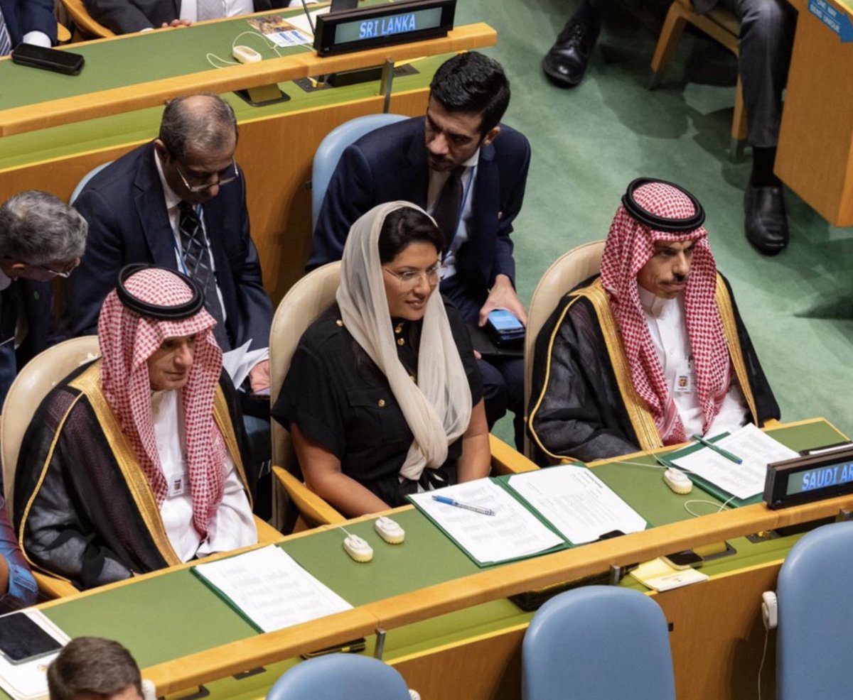#تمرة💢|| الفريق الدبلوماسي السعودي🇸🇦يضم اقوى السياسيين والأكثر تأثيراً على مستوى العالم خلال الآونة الأخيرة…ومن الصعب على اسرائيل🇮🇱مواجهتهم بالحجة والمنطق

-📌: من اليمين إلى اليسار:
1-سمو وزير الخارجية الأمير فيصل بن فرحان
2-سمو السفيرة في امريكا الأميرة ريما بنت بندر
3-معالي