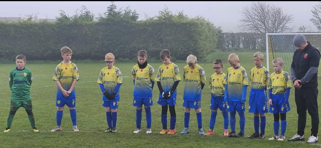 NJFC U10 Blues joining in the clubs 2 minutes silence. Wearing their poppies with pride on kits kindly sponsored by White Rose Farms Ltd #wewillrememberthem @midlincsfooty