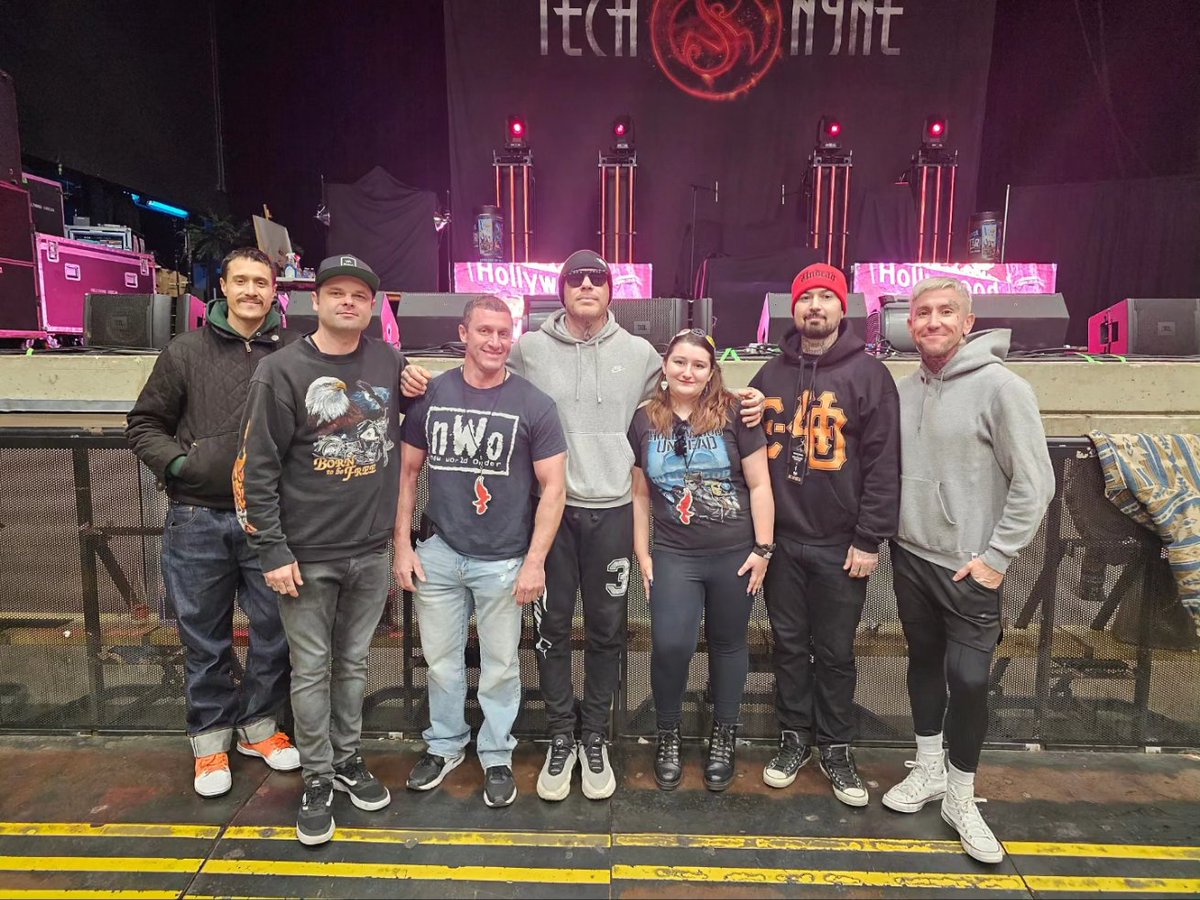 Got to see Hollywood Undead last night with my dad 🕊
They were so nice, got to give them all a hug and they loved the drawings that I gave them! I was also talking to their camera man Cameron who's one of the sweetest people ever! #hu4life #undeadarmy