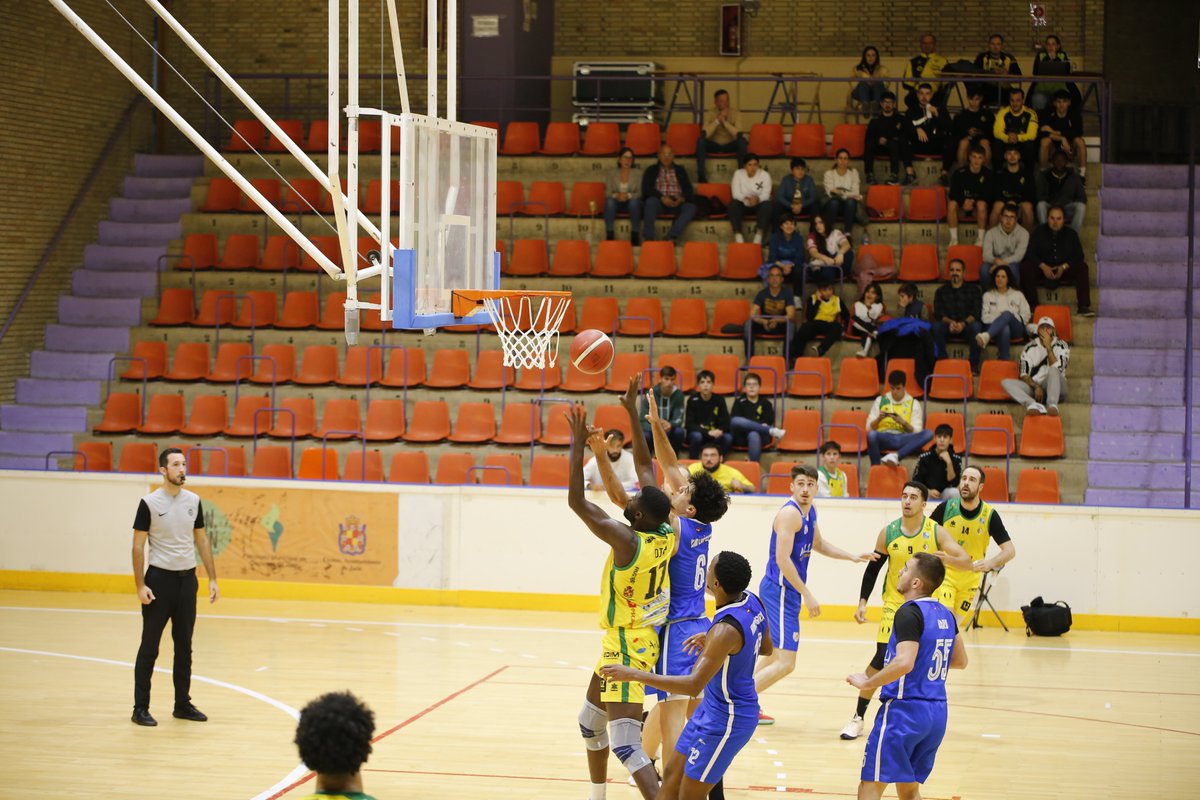 JaenFSbasket's tweet photo. 📷 Las imágenes de la maravillosa tarde de hoy en La Salobreja

🔥 18 puntos de @Waassiim9, colocándose como el máximo anotador del partido

💪 Excelente @IvanLucente21 capturando 11 rebotes

👏 ¡Espectacular el ambiente de hoy gracias a los aficionados!

#SomosJaén💛 https://t.co/PPqr2yqVZg