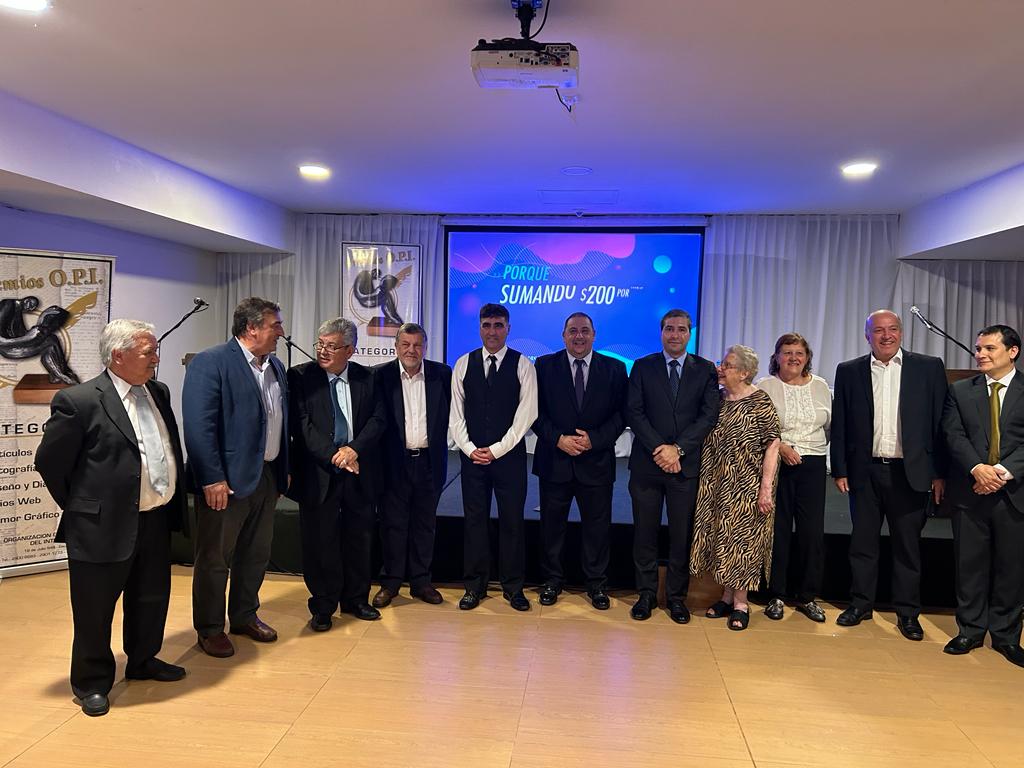 El saludo a los integrantes de la prensa del interior por parte del Senador <a href="/sergiobotana/">Sergio Botana</a> y su agradecimiento por el premio recibido d parte de #OPI <a href="/espaciopaisuy/">EspacioPais</a>  <a href="/ESPACIOCUARENTA/">ESPACIO CUARENTA</a> @PnProyecto <a href="/PNACIONAL/">Partido Nacional</a> <a href="/IturraldeVPablo/">Pablo L. Iturralde Viñas</a> <a href="/JavierGarcia_Uy/">Javier García</a> <a href="/camboue/">Sebastian Da Silva</a> <a href="/CarmenTort3000/">Carmen Tort González</a>
#PremiosOPI