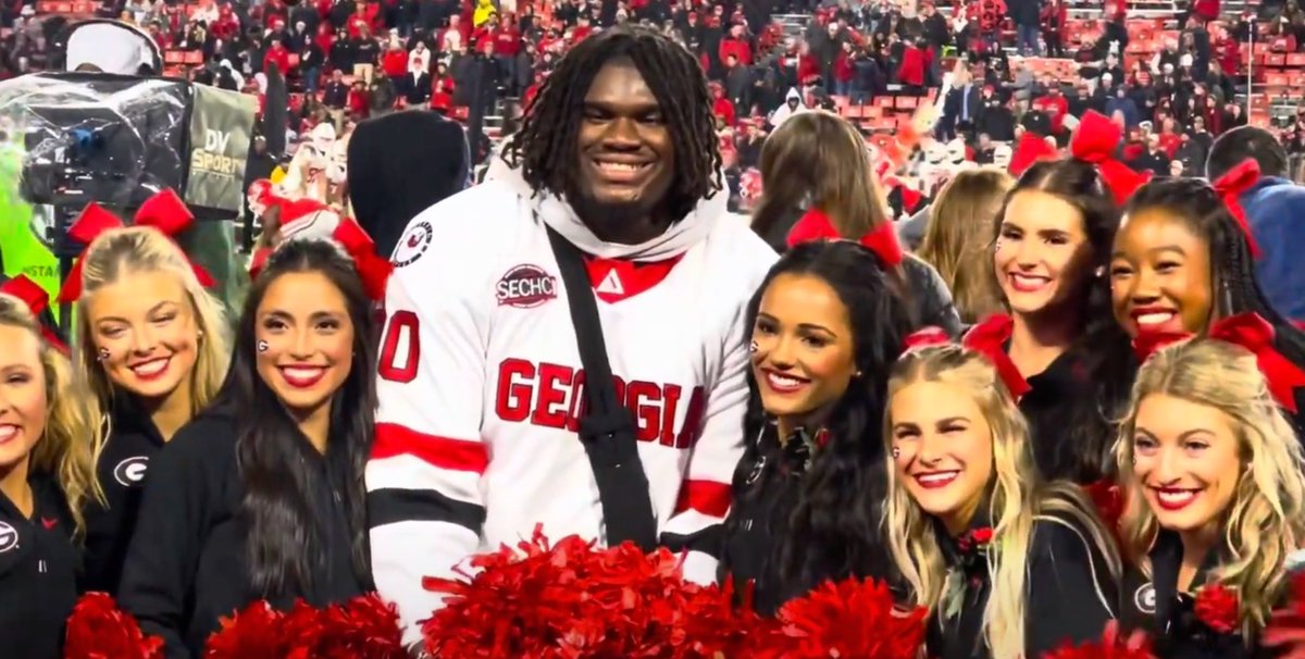 #Dawgs Not every day you see a 6' 6", 336 lb Cheerleader!
💯🐶🏆🏆 #GoDawgs #PhillyDawgs