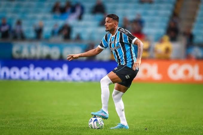 lucasmarketeiro's tweet photo. É muito complicado lutar por um título, tendo no time titular:

- um goleiro rebaixado e que só defende bola fácil.

-  um zagueiro fraco, burro, perdedor e bunda mole.

- um lateral esquerdo perdedor, sem vontade. https://t.co/uWgPfL0fK8