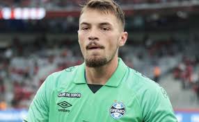 lucasmarketeiro's tweet photo. É muito complicado lutar por um título, tendo no time titular:

- um goleiro rebaixado e que só defende bola fácil.

-  um zagueiro fraco, burro, perdedor e bunda mole.

- um lateral esquerdo perdedor, sem vontade. https://t.co/uWgPfL0fK8