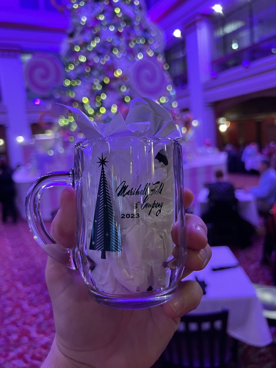 EeroPikat's tweet image. BOLD move by ⁦@Macys⁩ to bring back the Marshall Field logo and ditch their own brand on the commemorative #WalnutRoom mug. Kudos! Right move!