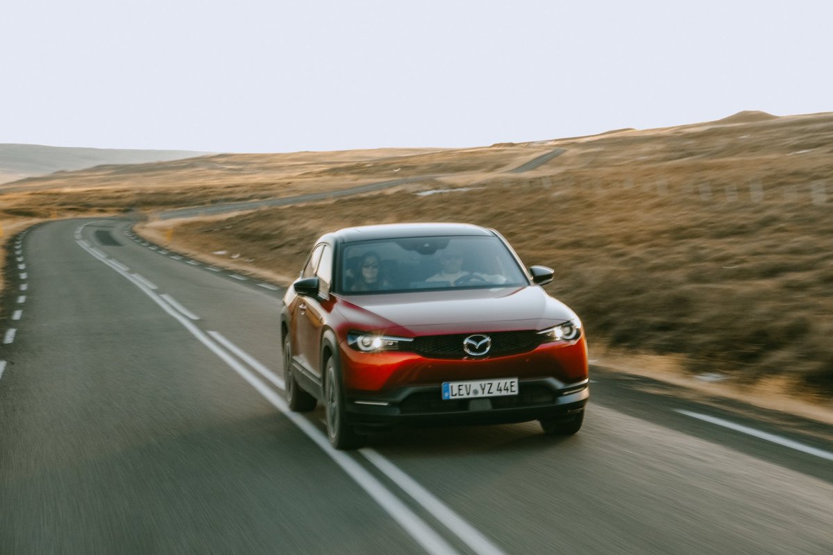 Manuella0803's tweet photo. Oh les petites photos très magazine auto 📸 

De retour d’Islande et de ce fabuleux voyage de presse Mazda. 

La suite sur insta 🫣 pilotmanu / attitude https://t.co/ExncOyoIh6

#epicdrive #craftedinjapan #mazda https://t.co/nqUjv8i1Ic