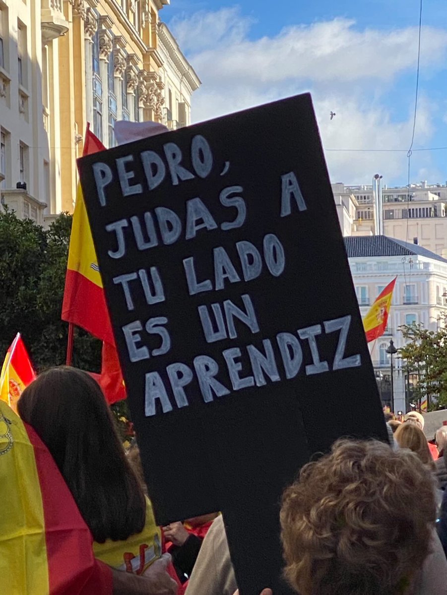 Cartel visto hoy durante las manifestaciones contra la amnistía: