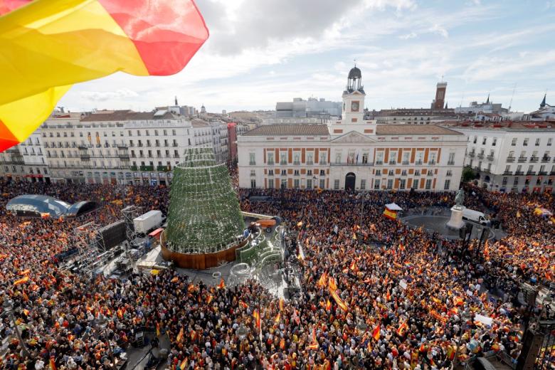 profsecundario's tweet photo. La unanimidad del socialismo en defensa de la amnistía y del gobierno que ha pagado a ese desorbitado precio su continuidad, está basada en un sustrato político de naturaleza guerracivilista: o estás con la cheka o estás contra nosotros, o estás con la Brigada Política Social o eres nuestro enemigo. El argumento de que cualquier cesión es válida para alcanzar el poder, incluso si esa cesión incluye principios fundamentales del Estado de derecho, es el germen de la dictadura. En junio de 2015, la por aquel entonces recién nombrada alcaldesa de Barcelona, Ada Colau, dejó para la historia una frase que bien podría encabezar el escudo heráldico del sanchismo: "Desobedeceremos aquellas leyes que nos parezcan injustas". Cuando una opción política se considera como la única viable frente a los males del infierno, cuando un partido político se cree con la legitimidad de elegir qué leyes puede o no puede cumplir en persecución de no sé qué reino celestial, se abre el insondable abismo del partido único y la pasmosa unanimidad de sus masas supersticiosas y aborregadas. Ante ellas ya no cabe la oposición, sino la resistencia.