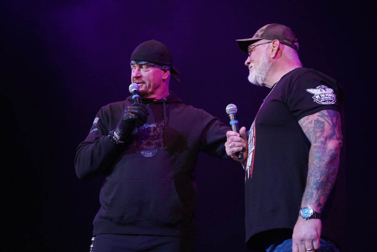 undertaker's tweet photo. Good to see the Ol’ HBL (Hillbilly Lover) in #Pittsburgh last night! Thanks for joining me on stage my brother! #BSK https://t.co/EFbY0SVO91