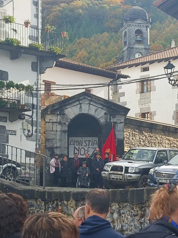 davidmartinezg's tweet photo. Hay lugares donde tiene especial mérito defender públicamente la democracia. Grandes estos ciudadanos de Leiza, Navarra 👏 https://t.co/XYk3N3grPc