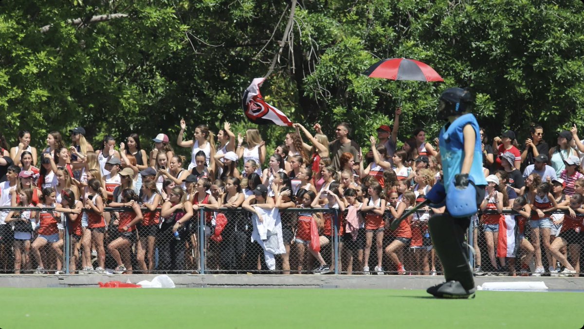 Y qué lindo marco de público que hubo en el Club Ciudad de Buenos Aires 🤩 

Las hinchadas llenaron de color y alegría el ambiente y hubo fiestas en las tribunas🔥

#Metro2023
#HockeyBuenosAires