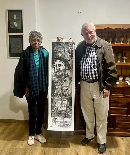 Con satisfacción y agradecimiento , recibimos de la Premio Nacional de Artes Plásticas, Lesbia Vent Dumois, la obra “Honrar Honra”. La xilografía es un homenaje al Comandante en Jefe que atesoraremos en nuestra sede diplomática para el disfrute del pueblo cubano y mexicano.