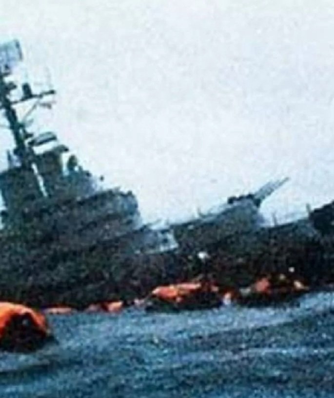 Crucero Gral. Belgrano al que Margaret Thatcher ordenó hundir asesinando a más de 300 Argentinos  . A esa criminal asesina de Argentinos admira e idolatra Javier Milei y lo ratificó hoy en el debate. Nada más que agregar.