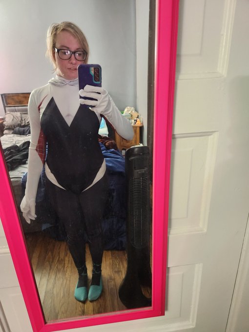 Spider Gwen I'm so happy to finally  have this costume! https://t.co/cFAP72mS5v