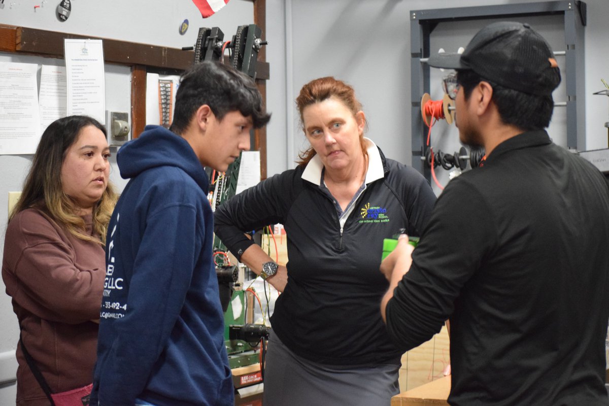 Had so much fun at our high school's open house. It's exciting to see so many future wolves walking down the hallways. 🐺
#omgrobots #offseason #first #firstinspires #michigan #robotics #kinematicwolves #kinematic #wolves #havingfun #teamappreciation #stem #frc #teamwork