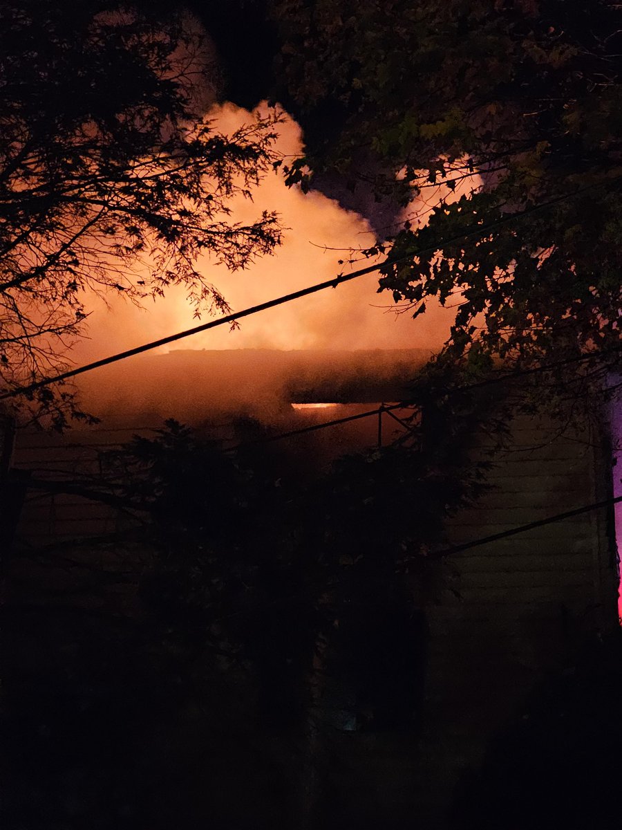 AndrewWorc's tweet photo. Some more of my videos from the 3rd Alarm in #Worcester @WorcesterFD @MAFireDistrict7 @MassDFS https://t.co/rCLyXMd1CN