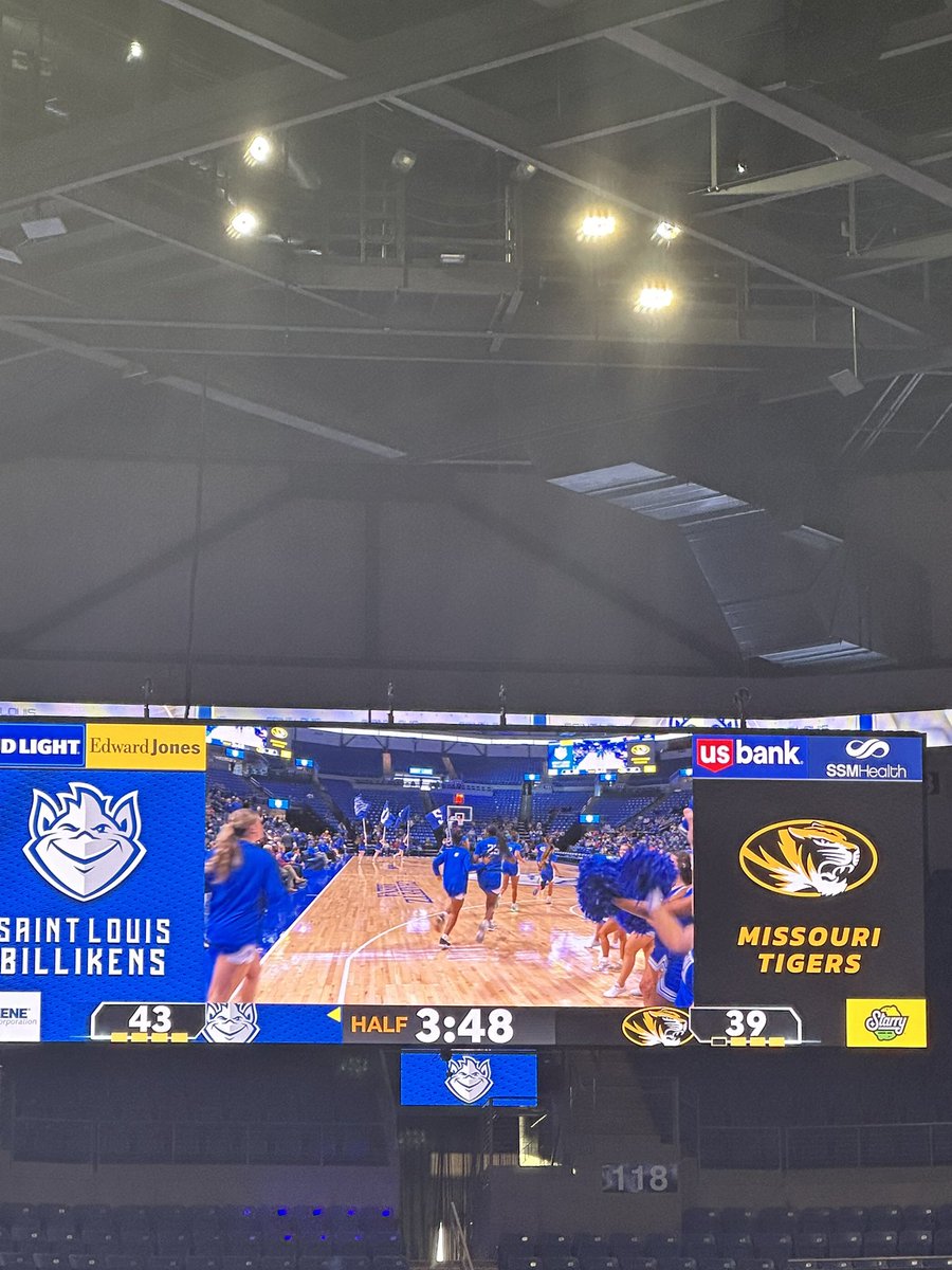 half time 👀👀👀 <a href="/SaintLouisWBB/">Saint Louis WBB</a>