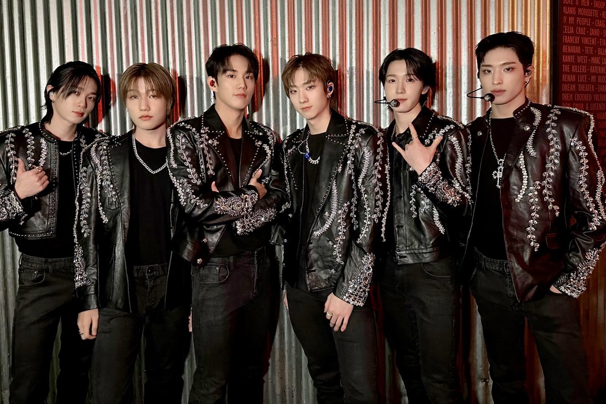 P1H_official's tweet photo. 2023 P1Harmony LIVE TOUR [P1ustage H : P1ONEER] IN PARIS

P1ece가 주는 에너지 받고 더욱더 힘차게 JUMP🔝 할 수 있었던 오늘 공연💛
Today's performance made me JUMP🔝 more powerful with the energy from P1ece💛

#P1Harmony #피원하모니 #P1H #P1ustage_H #P1ONEER https://t.co/vkL2hCQrg9