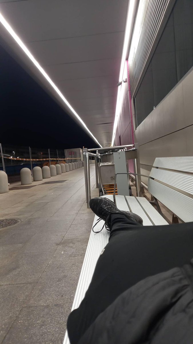 FielMalaguista's tweet photo. Desde las 8 de la mañana en Ibiza para ver al @malagacf , Luis  está sin hotel, lo han echado del aeropuerto y ha decidido dormir en la calle.

MALAGUISMO EN ESTADO PURO.💙 https://t.co/PFqgIiMBxi
