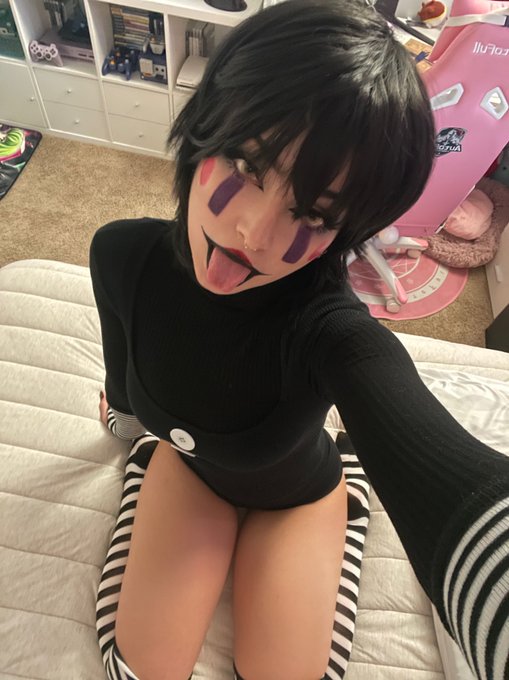 Me or OG Fortnite? 👅 https://t.co/YYANcnnwCP