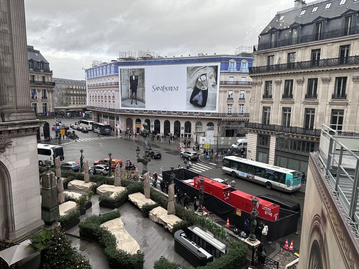 When the add overshadows the store #retail #advertising #Paris