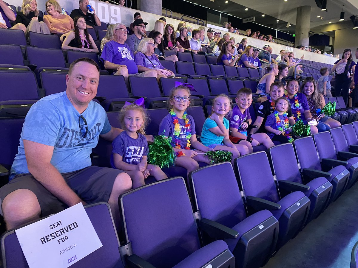 alporteous1's tweet photo. Got the Family out to the game today! Lopes up!! @GCU_MBB https://t.co/g9gp9Ndh6a