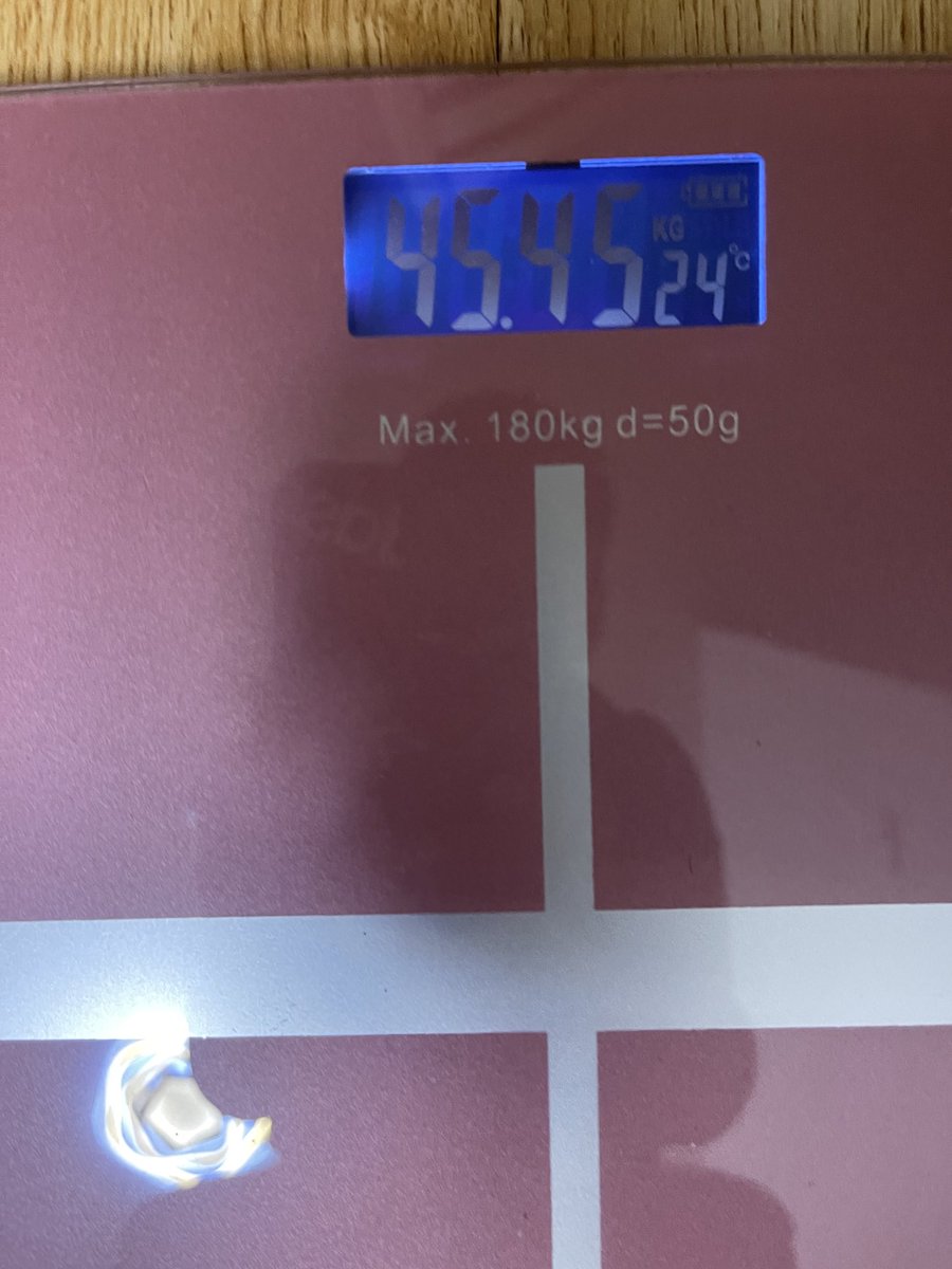 Шинэ долоо хоногийн мэнд ээ✌️Бэлтгэлээ шинээр эхэлж байна, гарааны өглөө жингээ тэмдэглэснээр эхэллээ-45.45кг, мэдээж нүцгэнээр биш😂😜