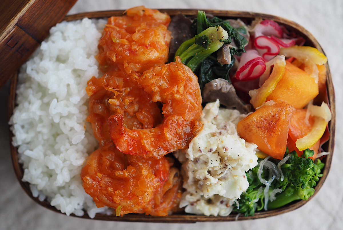［お弁当］
鶏＆海老チリ、ほうれん草と砂肝のバター炒め、柿柚子、ブロとじゃこのナムル、大人のポテサラ。帰宅するなり息子が、冬が本気だしてきたなぁ！おれ寒いの好き！と言っている。え？秋は？秋のことあんなに愛してたやん、もう冬に目移りしたん？まぁええよ、お母さんは秋を愛し続けるから。