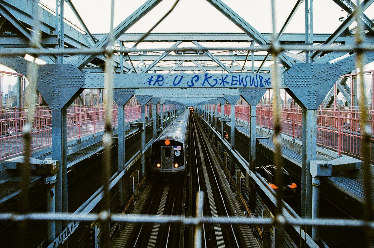 Modoshoot's tweet image. Bridges are amazing for composing pictures. Lines, shapes and angles everywhere

📷 Canon F1
🔭 50mm 1.4 &amp;amp; 20mm 2.8 
🎞️ Fujifilm 400

📍Williamsburg Bridge | NYC

#35film #35mmfilm #analog #CanonF1 #Fujifilm400 #nyc #newyork #brooklyn