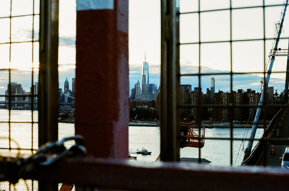 Modoshoot's tweet image. Bridges are amazing for composing pictures. Lines, shapes and angles everywhere

📷 Canon F1
🔭 50mm 1.4 &amp;amp; 20mm 2.8 
🎞️ Fujifilm 400

📍Williamsburg Bridge | NYC

#35film #35mmfilm #analog #CanonF1 #Fujifilm400 #nyc #newyork #brooklyn