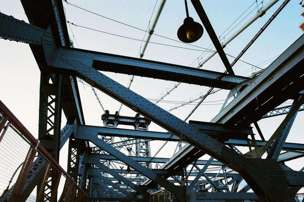 Modoshoot's tweet image. Bridges are amazing for composing pictures. Lines, shapes and angles everywhere

📷 Canon F1
🔭 50mm 1.4 &amp;amp; 20mm 2.8 
🎞️ Fujifilm 400

📍Williamsburg Bridge | NYC

#35film #35mmfilm #analog #CanonF1 #Fujifilm400 #nyc #newyork #brooklyn