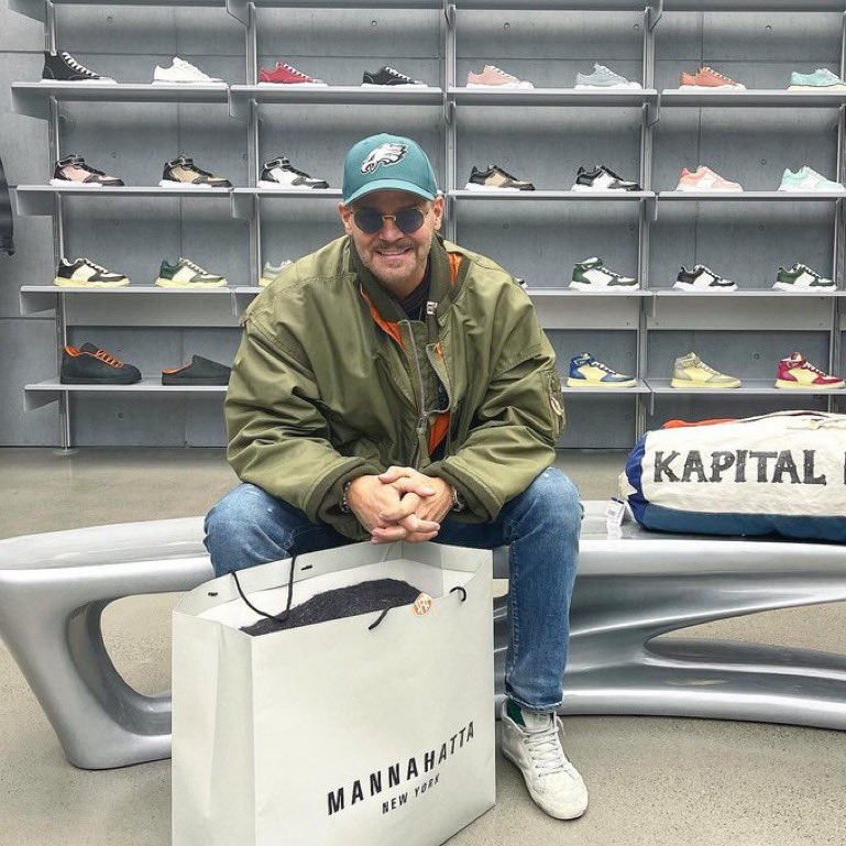 So #davidboreanaz continues his shopping spree in NYC lol. I think his jacket zipper makes more sense to me now. Seeing the sneakers behind him reminds me of my shoe buying days & I still need to work on my sneaker game. Lastly, how does he pack all this? Lol 🤭 #fun
