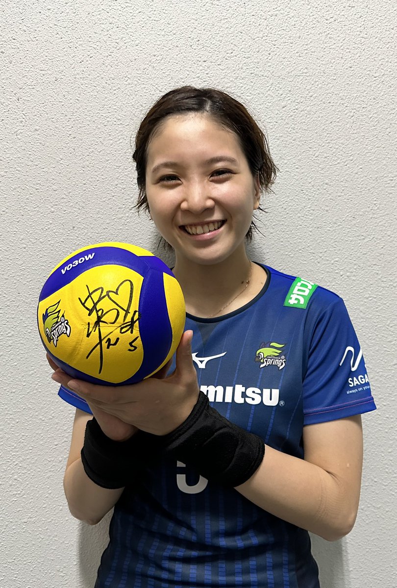 springsofficia1's tweet photo. 【VOMプレゼント】
VOMを獲得した #中島咲愛 選手、 #栄絵里香 選手のサイン入りマスコットボール🏐を各1名様にプレゼント💙
 
1️⃣ @springsofficia1 フォロー
2️⃣この投稿をRT❗️
　  選手への応援コメントで当選率UP🔥

〆切:11月15日(水)

#久光GOGO　
#強く・美しく・ともに https://t.co/aLbGDYGREZ