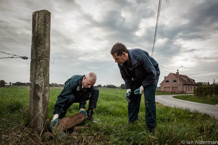IAlderman's tweet image. Remembering both past and present; a newly crafted image for #RemembranceDay, and a timely nod of acknowledgment to the relentless, ongoing work of #eod  #bombdisposal teams around the world. Belgium’s #dovosedee in these 2 pics, my respect to the EOD community at-large.