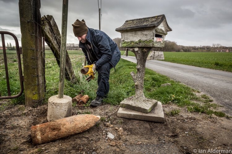 IAlderman's tweet image. Remembering both past and present; a newly crafted image for #RemembranceDay, and a timely nod of acknowledgment to the relentless, ongoing work of #eod  #bombdisposal teams around the world. Belgium’s #dovosedee in these 2 pics, my respect to the EOD community at-large.