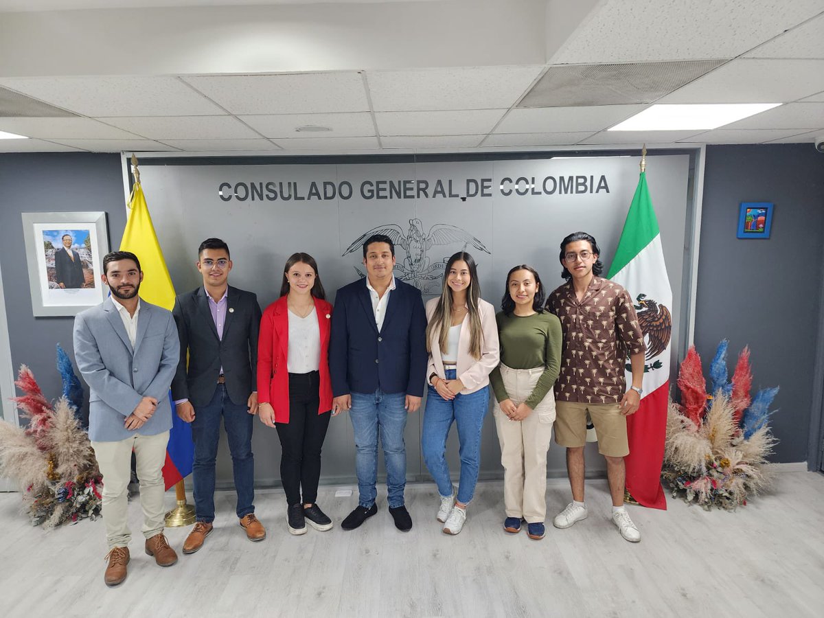 AndresCamiloHR's tweet photo. Hoy domingo me reuní con los representantes de la @ANEIC a quienes escuchamos sobre sus proyectos y planes como organización

Desde el consulado estaremos acompañando a las y los estudiantes con todas sus iniciativas en pro de nuestra juventud colombiana.

¡Gracias por la visita! https://t.co/beQPgj69hT
