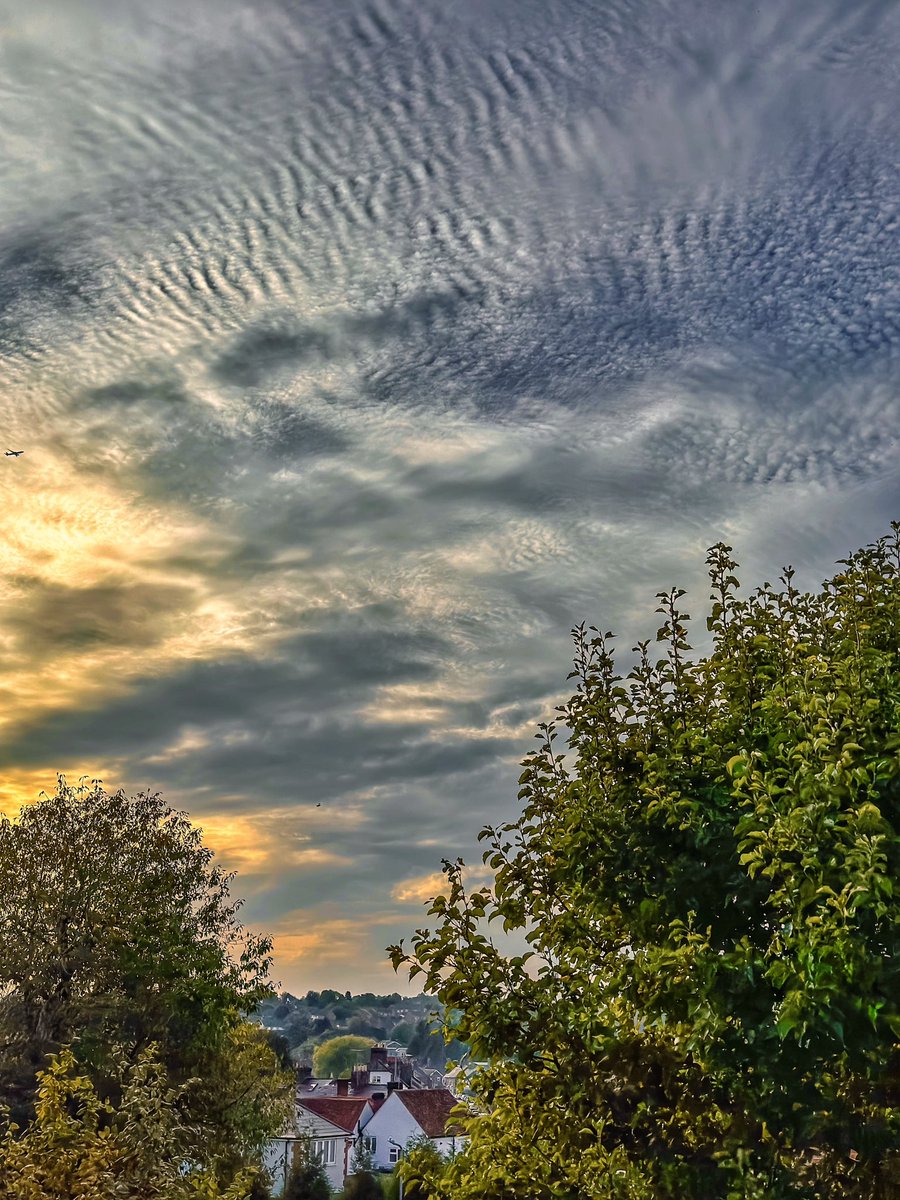 November sunset cloud formations.
#chesham #chilterns #buckinghamshire #cloud #cloudporn #sky #countryside #architecture #aonb #sunset #landscape #weather #cloudformation #landscapephotography #redskyatnight #goldenhour #autumn #trees #autumnsunset #storm #rain