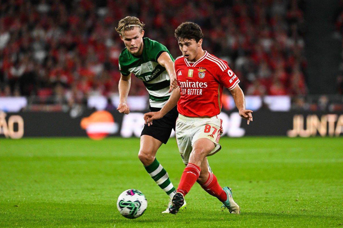 ActuFoot_'s tweet image. 90+3' ⏱️ Benfica  0-1  Sporting
90+4' ⚽️ BUT DU BENFICA (1-1)
90+7' ⚽️ BUT DU BENFICA (2-1)

𝗟𝗘 𝗕𝗘𝗡𝗙𝗜𝗖𝗔 𝗥𝗘𝗠𝗣𝗢𝗥𝗧𝗘 𝗟𝗘 𝗖𝗛𝗢𝗖 𝗙𝗔𝗖𝗘 𝗔𝗨 𝗦𝗣𝗢𝗥𝗧𝗜𝗡𝗚 ! ❤️🤍

Les Lisboètes arrachent la victoire au bout du temps additionnel après avoir été menés jusqu'à la…