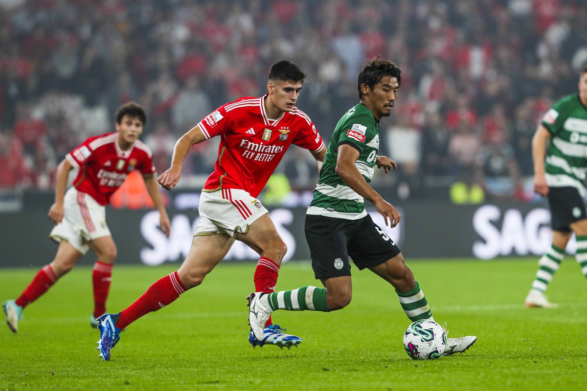 ActuFoot_'s tweet image. 90+3' ⏱️ Benfica  0-1  Sporting
90+4' ⚽️ BUT DU BENFICA (1-1)
90+7' ⚽️ BUT DU BENFICA (2-1)

𝗟𝗘 𝗕𝗘𝗡𝗙𝗜𝗖𝗔 𝗥𝗘𝗠𝗣𝗢𝗥𝗧𝗘 𝗟𝗘 𝗖𝗛𝗢𝗖 𝗙𝗔𝗖𝗘 𝗔𝗨 𝗦𝗣𝗢𝗥𝗧𝗜𝗡𝗚 ! ❤️🤍

Les Lisboètes arrachent la victoire au bout du temps additionnel après avoir été menés jusqu'à la…